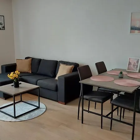 In The Location In Town And Free Parking Kotimaailma דירה